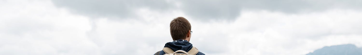 Mann med kamera over skulderen